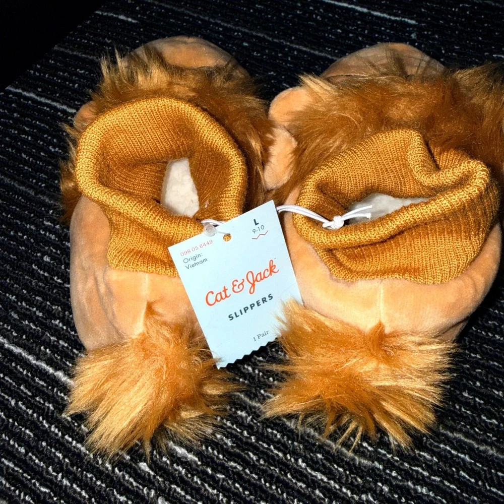 Cat & Jack Lion Slippers Kids Size L 9-10 Beige New Faux Fur Mane